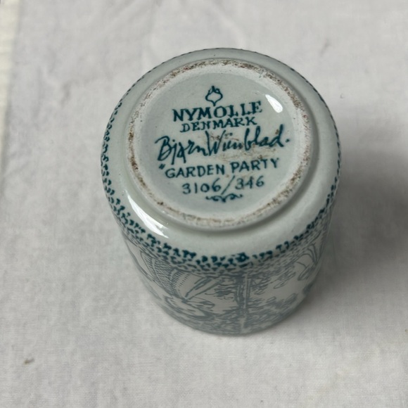 Vintage Bjorn Winblad "Garden Party" Style Blue & White Ceramic Art Mug - 2-1/2" - Picture 7 of 7